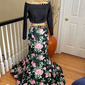 Sherri Hill 🎈Sale 🔥 crop top with very nice skirt elegant PROM.